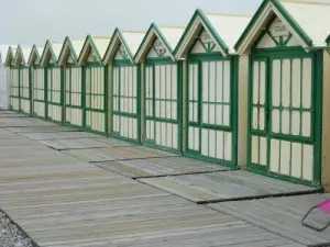 Cabañas de playa junto al mar