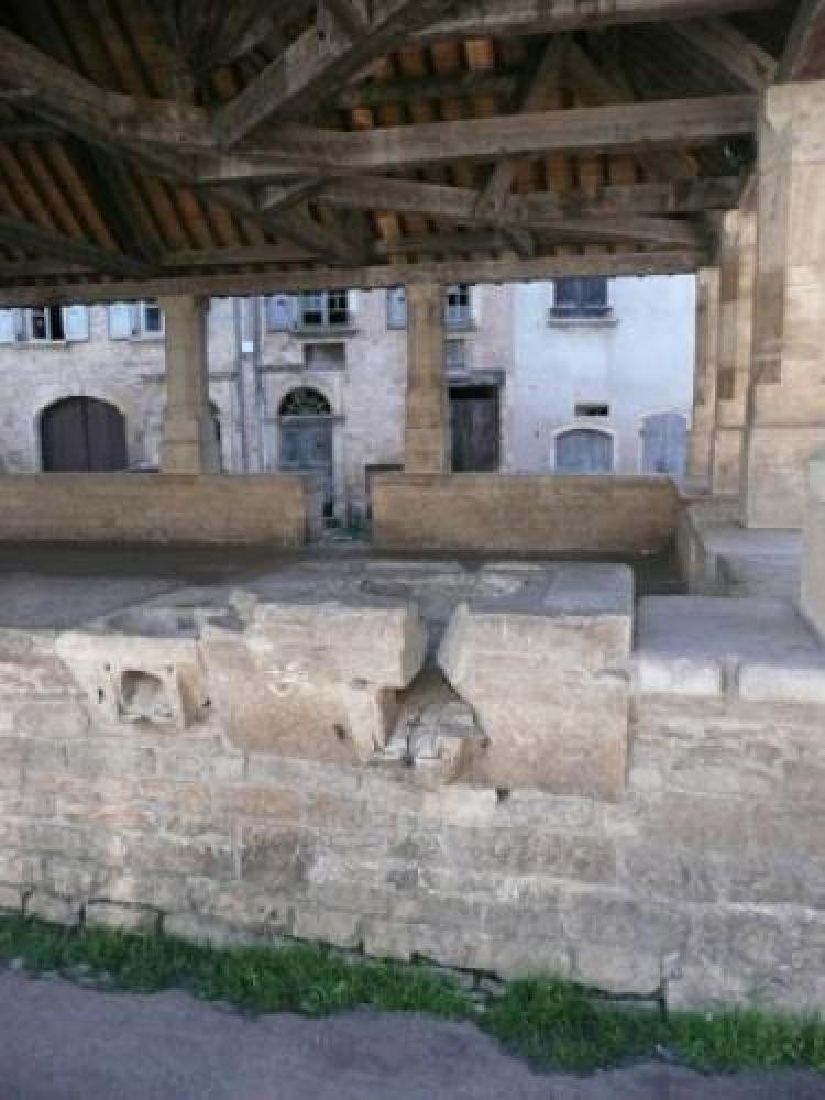 Caylus - Place de la Mairie - Les mesures à grain de la Halle