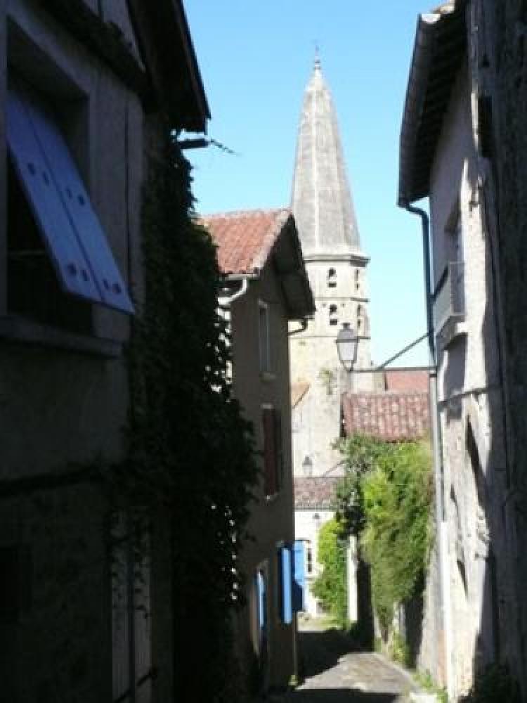 Caylus - Rue du Théâtre - Vue sur l'église