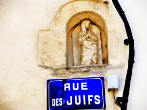 Statue against a wall (© Jean Espirat)