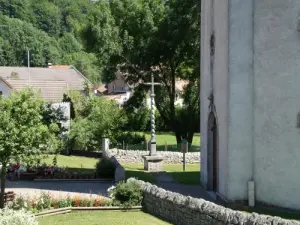 La croce contorto di fronte alla chiesa