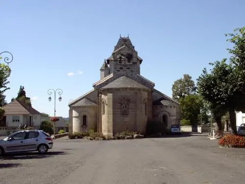 Iglesia Saint-Martin - Monumento en Champagnac