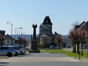 Nueva plaza, el monumento y la iglesia