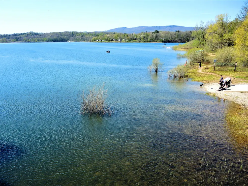 Champagney - The basin, seen from the north-eastern shore (© JE)