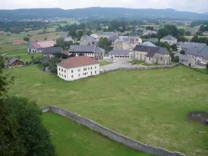 Das Dorf von der Spitze des Schlossturms aus gesehen