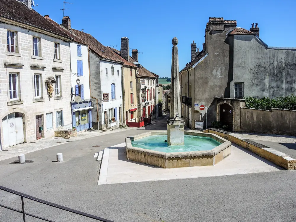 Champlitte - Fountain, at the top of the village street (© J.E)