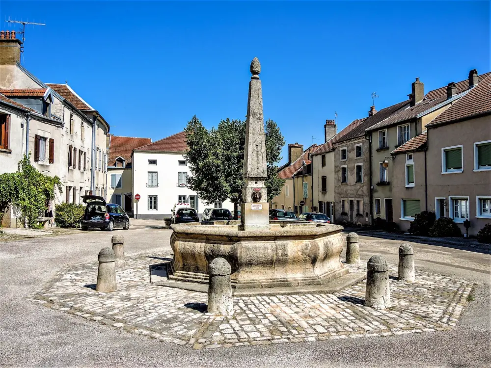 Champlitte - Fountain, Hall Square (© J.E)