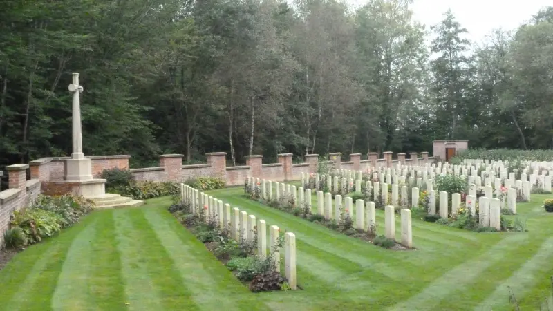 Militärfriedhof von Commonwealth - Monument in Charmes