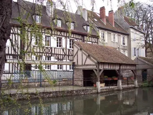 Former wash house on the bank of the Eure (© J.E)