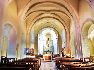 Navata della chiesa di Saint-Pierre (© Jean Espirat)