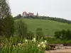 Châteauneuf-en-Auxois - Vue sur le château de Châteauneuf depuis le canal de Bourgogne