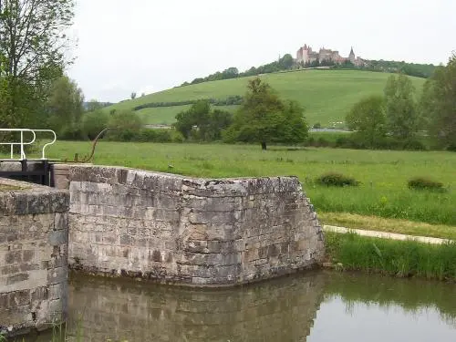 Châteauneuf-en-Auxois - Vue sur le château de Châteauneuf depuis le canal de Bourgogne