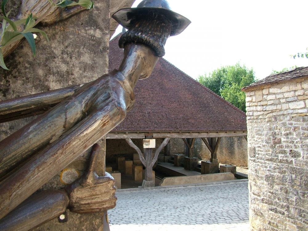 Châteauvillain - el feo de Châteauvillain (mascota de la ciudad) antes de que el único lavado en Francia