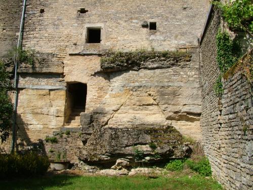 Châteauvillain - Poterna de la duodécima recinto y troglodita escaleras