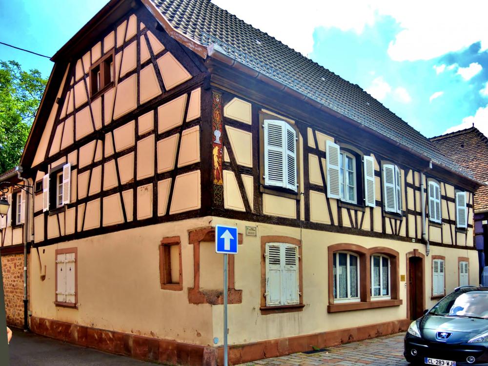 Châtenois - Hostel zu den 3 königen - Hostel from 1596 to 1783 - Corner posts of 1712 (© J.E)