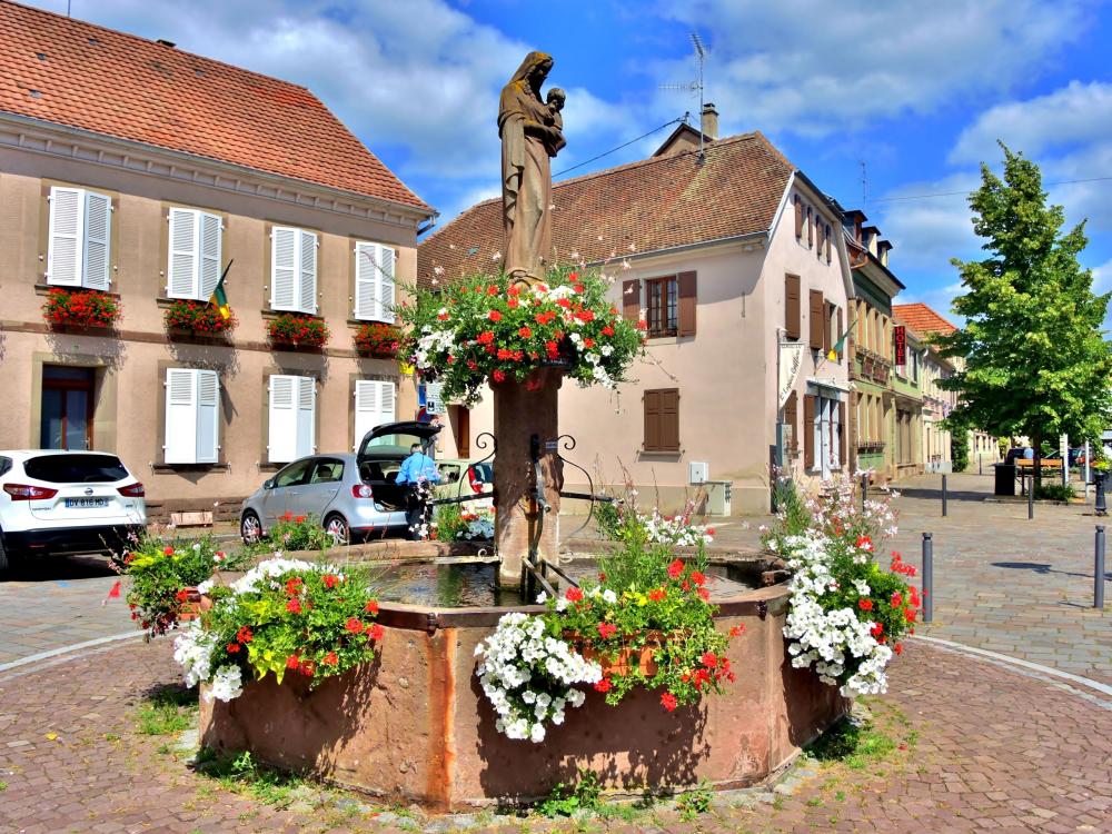 Châtenois - Fountain of the Virgin and Child, rue Maréchal Foch (© J.E)