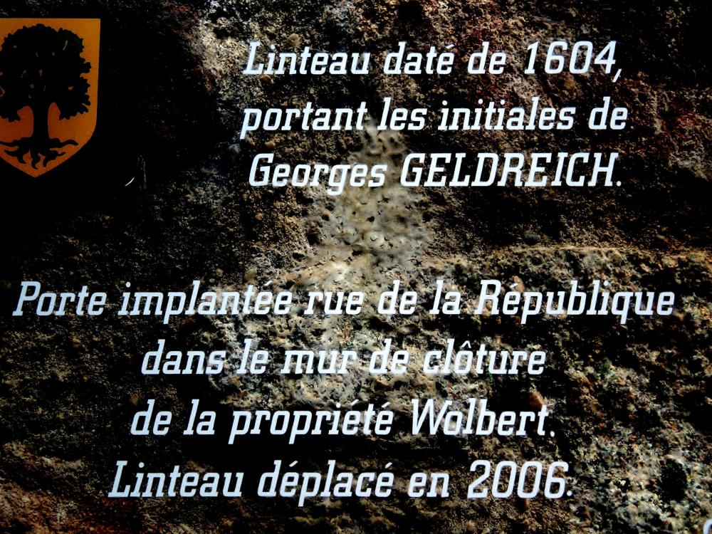 Châtenois - Information on the lintel and door frame of 1604 (© J.E)