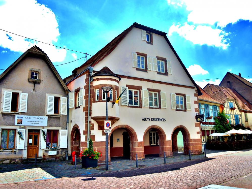 Châtenois - House with arcades and oriel (© J.E)