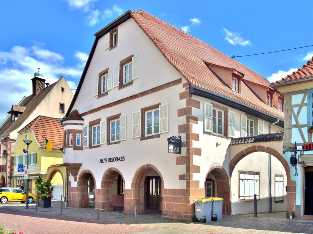 Châtenois - House with arcades and oriel (© J.E)
