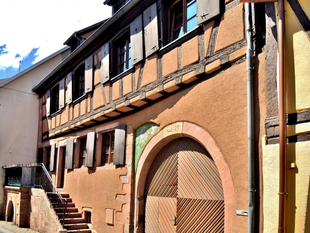Châtenois - House rebuilt in 1722 - Porch dated 1570 (© J.E)