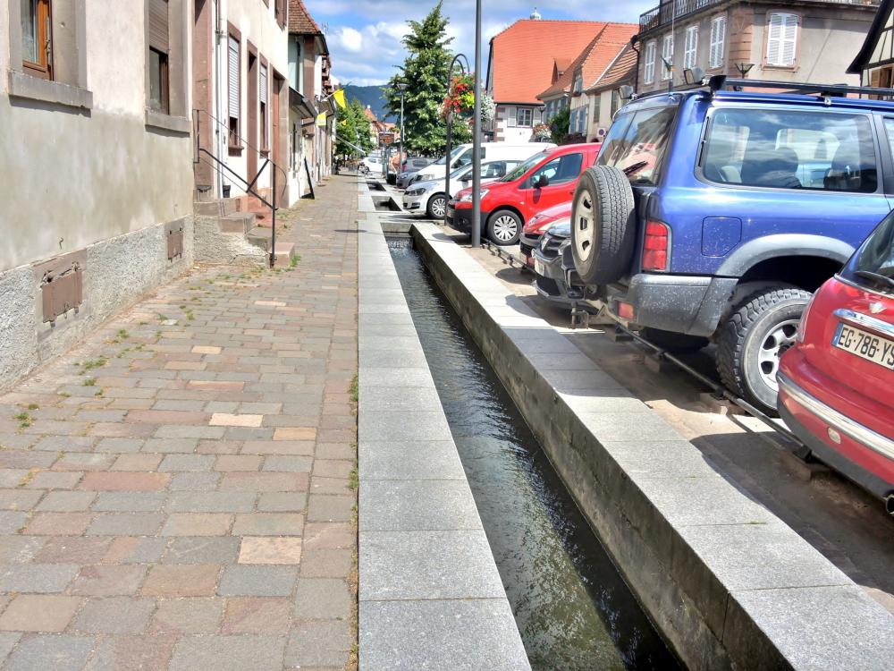 Châtenois - Small canal, along the street Maréchal Foch (© J.E)