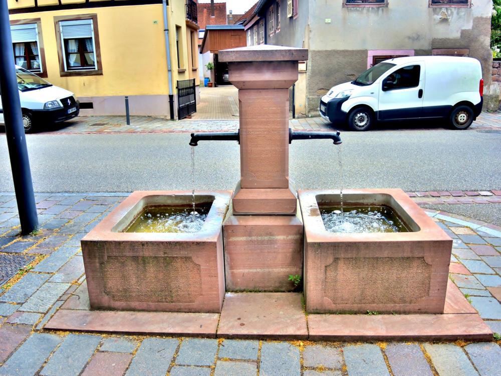 Châtenois - Small two-bin fountain, rue Maréchal Foch (© J.E)