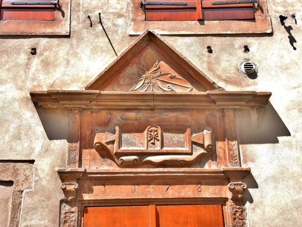 Châtenois - Porch carved and dated 1578 (© J.E)
