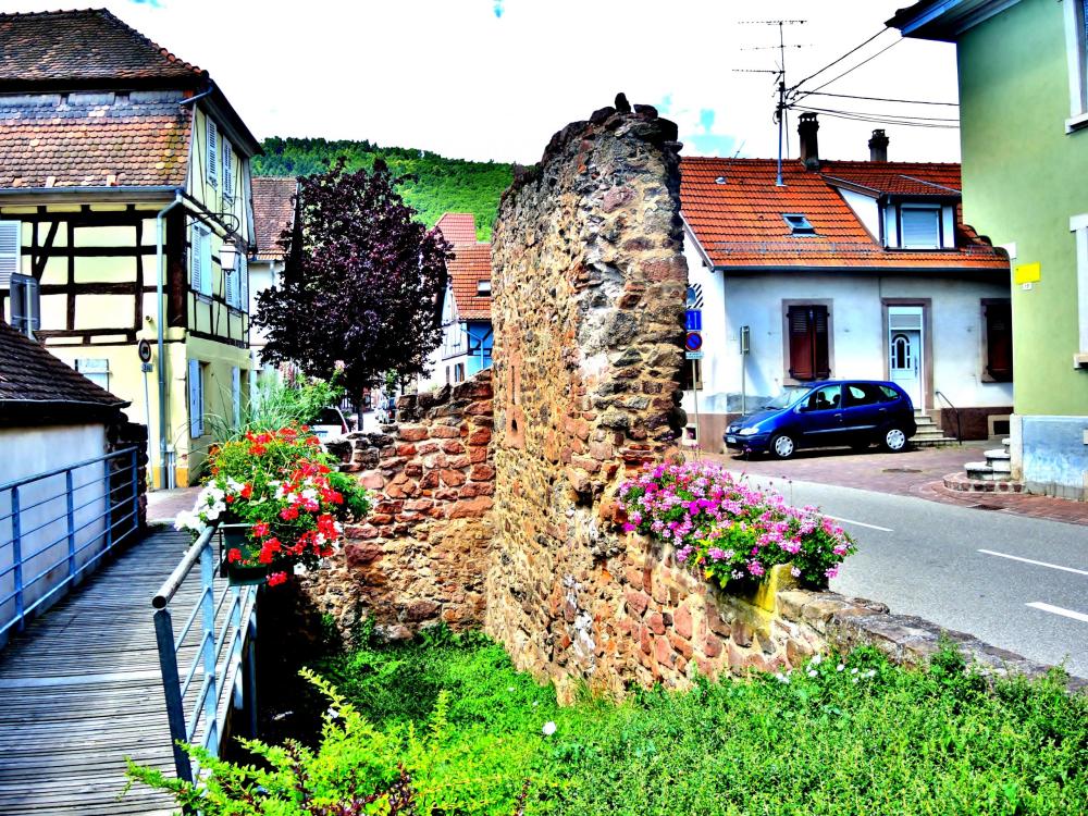 Châtenois - Remains of the east gate, of the city (© J.E)