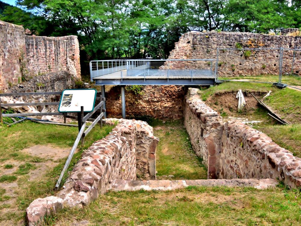 Châtenois - Remains of the foundations of the old castle (© J.E)