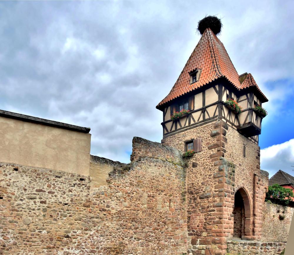 Châtenois - Tower of the Witches and east wall of the fortified cemetery (© J.E)