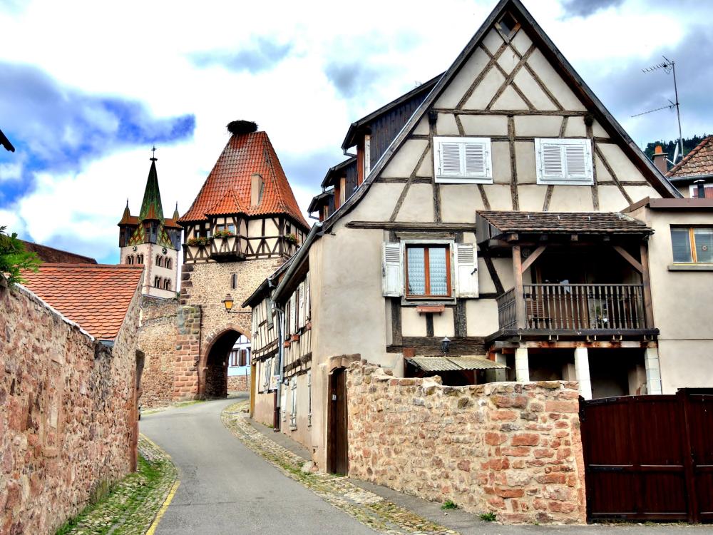 Châtenois - Tower of the Witches, seen from the bottom of the street of the church (© J.E)