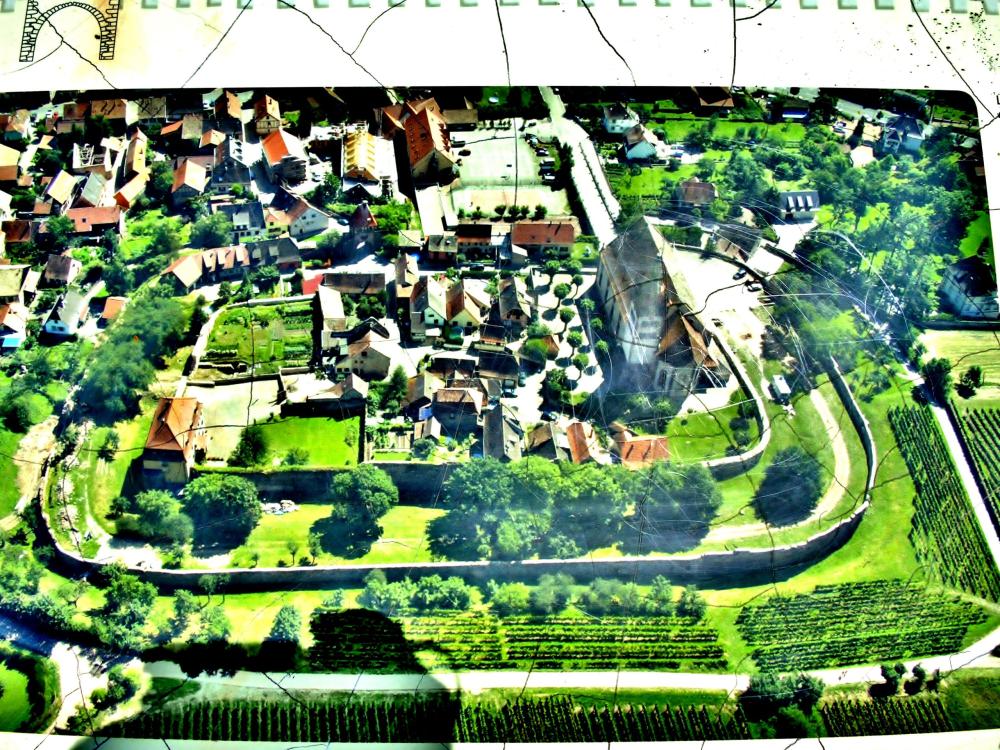 Châtenois - Model of the walls of the fortified cemetery (© J.E)