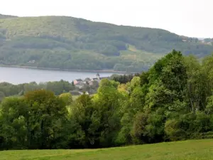 Vista de Chaumard y del lago Pannecière