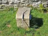 Sundial in the courtyard (© JE)