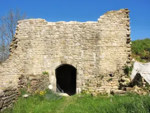 Entrée dans les caves souterraines du château (© J.E)