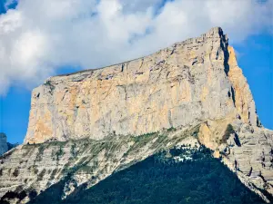 Mount Aiguille seen from the Sisteron-Grenoble Road (© J.E)