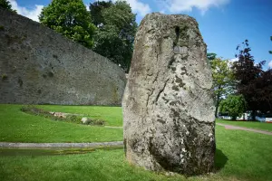 Menhir de la Garde - Jardin du Mail - Cholet (© Alain Martineau)