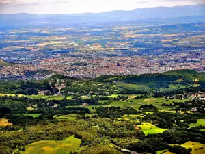 Clermont-Ferrand die Spitze des Puy de Dôme (© J. E) gesehen