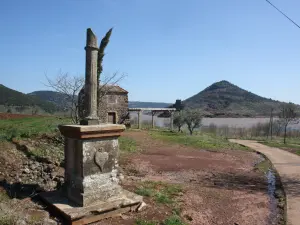 ländliche Erbes mit dem Mazet Hintergrundbild und die Basis des verzierten Kreuzes im Vordergrund