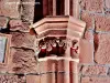 Collonges-la-Rouge - Chapiteau sculpté dans la chapelle (© Jean Espirat)