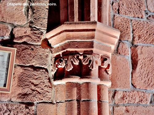 Collonges-la-Rouge - Kapital in die Kapelle (© Jean Espirat ) geschnitzt
