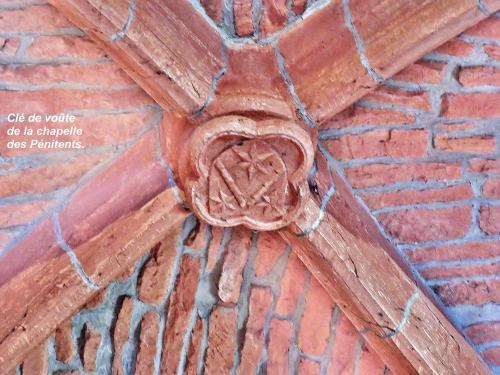 Collonges-la-Rouge - der Grundstein für die Kapelle (© Jean Espirat )