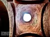 コロンジュ・ラ・ルージュ - 内部から見た教会の鐘(©ジョン・エスピラット)