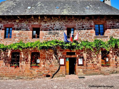 Collonges-la-Rouge - City Hall ( © Jean Nave von St. Peter (© Jean Espirat ) Kirche Espirat )