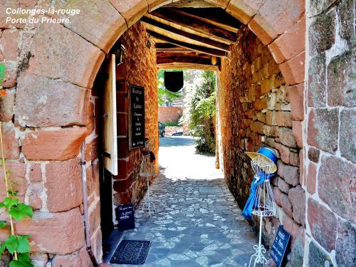 Collonges-la-Rouge - Priory Tor ( © Jean Espirat )