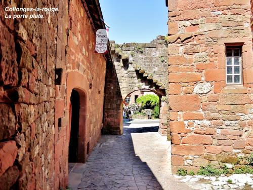 Collonges-la-Rouge - Türschild (© Jean Espirat )