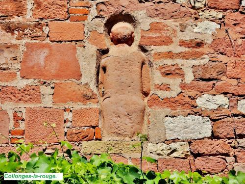 Collonges-la-Rouge - Skulptur gegen eine Wand - der Mann der Rückkehr (© Jean Espirat )