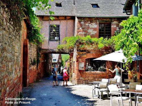 Collonges-la-Rouge - Priory Tor ( © Jean Espirat )