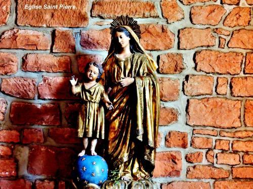 Collonges-la-Rouge - Madonna Kind in der Kirche (© Jean Espirat )