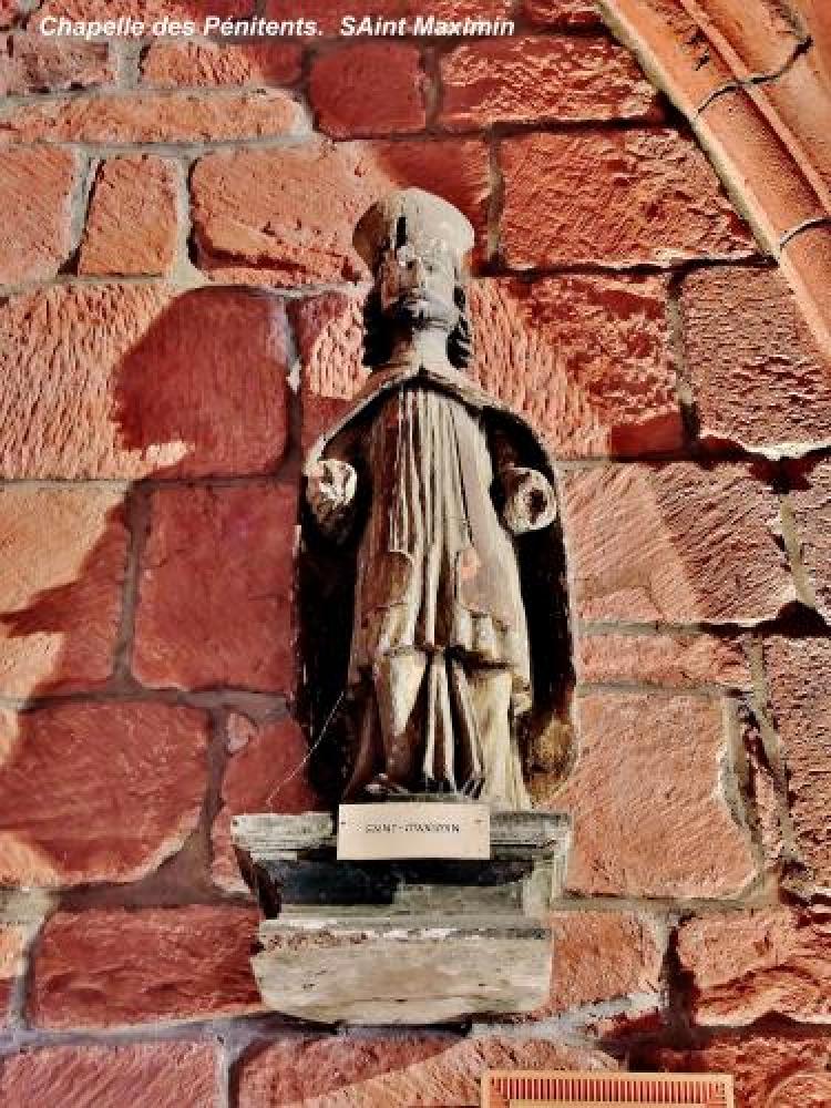 Collonges-la-Rouge - Statue von Saint Maximin, in der Kapelle der Büßer (© Jean Espirat )